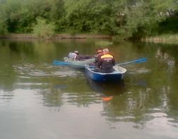 В Пензе спасатели вытащили из воды лодку со спящим человеком