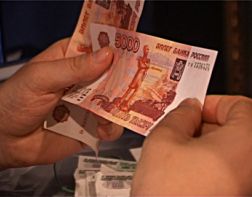 Пенсионерка поменяла 280 тысяч рублей на закладки
