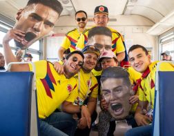 Болельщики из Колумбии украсили поезд фотографиями футбольных звезд 