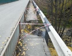 В области подросток упал в реку с разрушающегося моста