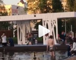 «Как дикари»: пензенцы  в соцсетях  возмутились купанием в  главном фонтане