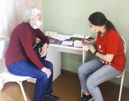 Волонтеры помогают пенсионерам записаться на вакцинацию