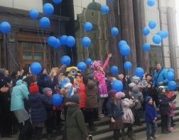 Пензу зажгли синим: на Московской взмыли в небо воздушные шары 