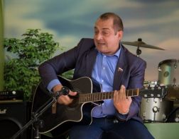 Сергей Казаков спел для осужденных