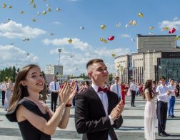 Пензенские выпускники выпустили в небо 600 золотых шаров желаний