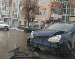В ДТП на перекрестке Володарского и Горького покорежило «Яндекс Такси»