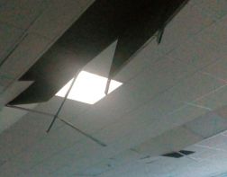 В новой школе на Шуисте обвалился потолок