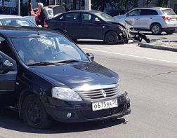 В Пензе на Карпинского произошла жесткая авария с двумя иномарками