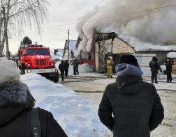 На улице Красноярской огонь уничтожил коттедж