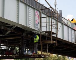 Вандалы мешают рабочим готовить к покраске подвесной мост