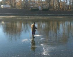 Пензенские рыбаки-экстремалы вышли на тонкий лед