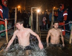 Триста зареченцев окунулись на Крещение в ледяную воду