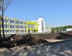 В новой школе на Шуисте завершается благоустройство территории