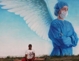 ﻿﻿В Пензе воссоздали граффити с врачом-ангелом
