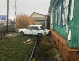 В Кузнецке машина врезалась в жилой дом