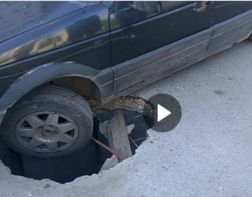В Пензе в глубокую яму на дороге угодил автомобиль