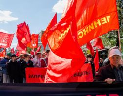 По Московской прошла колонна митингующих с плакатами