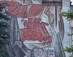 В Пензе из-за опасности обрушения демонтировали мозаичное панно с Лениным