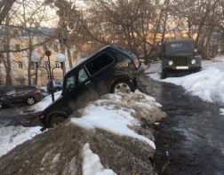 Шальная парковка: на Московской водитель покорил снежную вершину