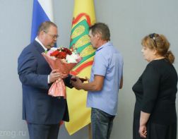 Мельниченко передал награды родственникам пензенцев, погибших на Украине