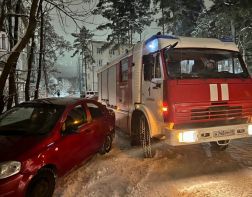 Двух человек эвакуировали из дома на Кижеватова