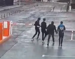 Пензенские школьники пытались сломать шлагбаум на парковке.ВИДЕО