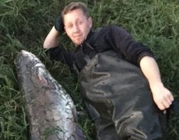 Пензенский рыбак поймал сома в человеческий рост