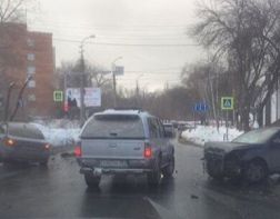 В Пензе на улице Захарова столкнулись BMW и Kia 