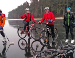 Опасные забавы: пензенцы катаются по льду на велосипедах