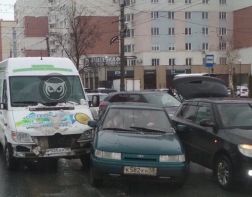 ﻿﻿На улице Пушкина столкнулись три автомобиля 