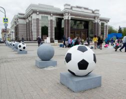 В Пензе на Московской антивандальные шары стали футбольными мячами