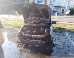 Пензенцы сняли на видео горящий автомобиль на Суворова 