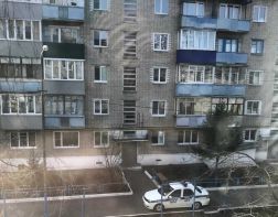 Самоизолированных жителей дома на Ворошилова не выпускают из подъезда