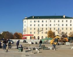 На площади Ленина начали выкладывать плиткой путь подводной реки Шелоховки