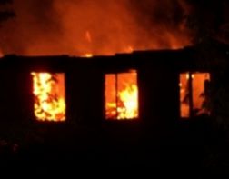 Под Пензой сильный пожар уничтожил кирпичный дом