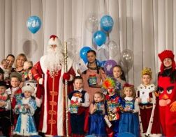 Море подарков и улыбок: редакция "НГ" подарила детям новогодний праздник
