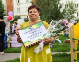Лучшему дворнику Пензы Алле Мизюряевой вручили сертификат на 50 тысяч