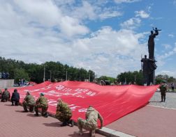 В Пензе возле памятника Победы развернули огромное знамя