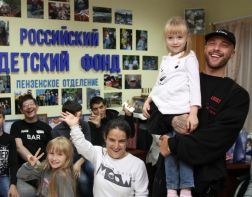 В Пензе Егор Крид подарил деньги подопечным Российского детского фонда