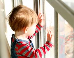 В Заречном из окна выпал 2-летний малыш