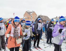 Белозерцев поручил обеспечить школьников современными лыжами