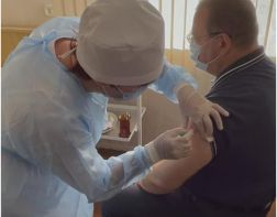 Олег Мельниченко ревакцинировался от коронавируса