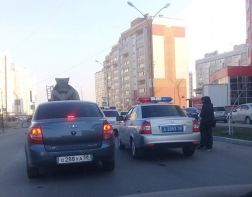 В Спутнике автоледи на иномарке протаранила припаркованные машины