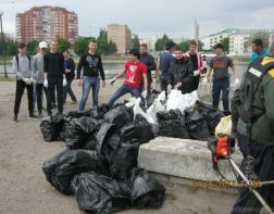 С правого берега Суры вывезли десятки мешков мусора